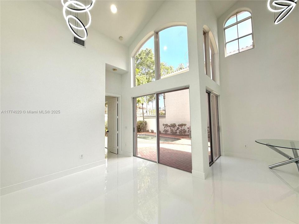 Recientemente alquilado: $6,200 (3 camas, 3 baños, 2090 Pies cuadrados)