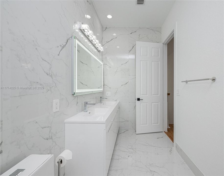 Recientemente alquilado: $6,200 (3 camas, 3 baños, 2090 Pies cuadrados)