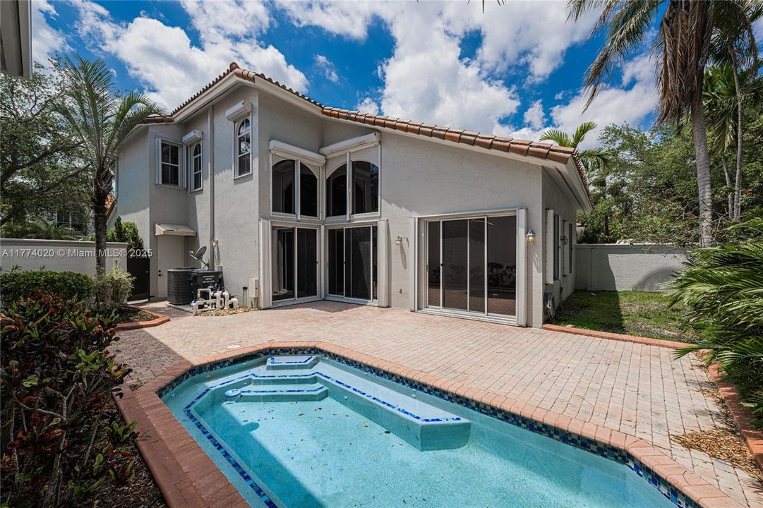 Recientemente alquilado: $6,200 (3 camas, 3 baños, 2090 Pies cuadrados)