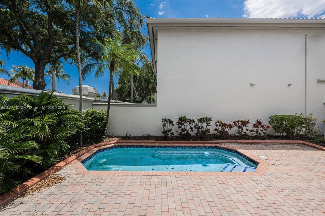 Recientemente alquilado: $6,200 (3 camas, 3 baños, 2090 Pies cuadrados)