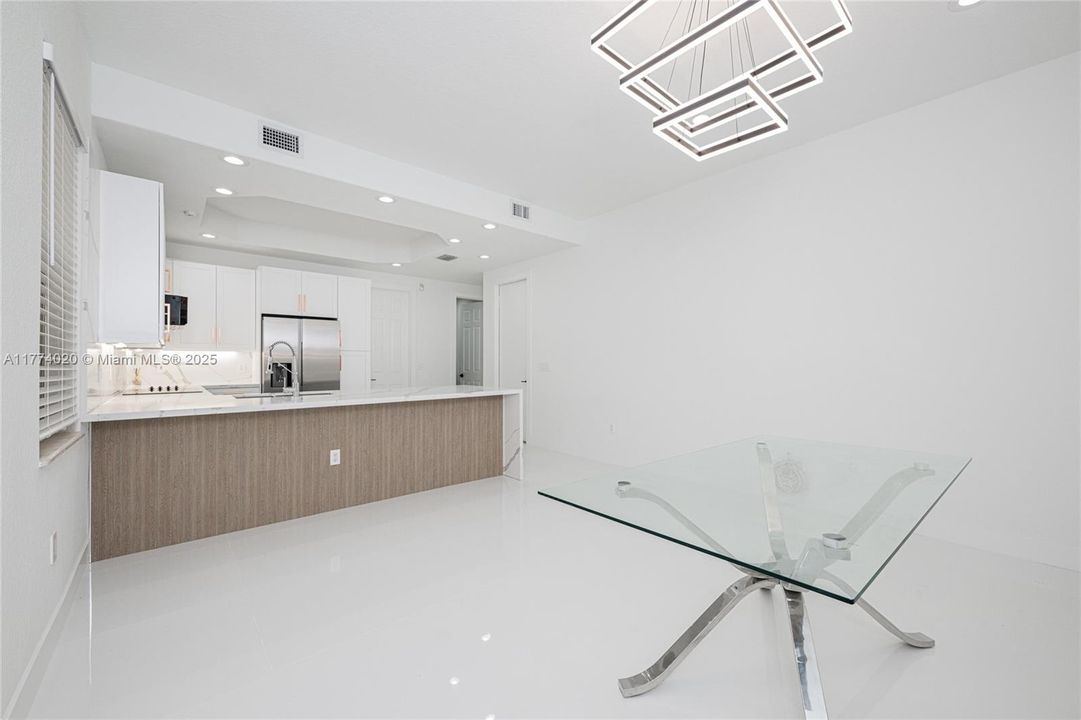 Recientemente alquilado: $6,200 (3 camas, 3 baños, 2090 Pies cuadrados)