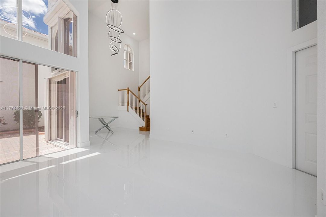 Recientemente alquilado: $6,200 (3 camas, 3 baños, 2090 Pies cuadrados)