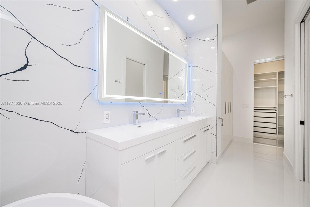 Recientemente alquilado: $6,200 (3 camas, 3 baños, 2090 Pies cuadrados)