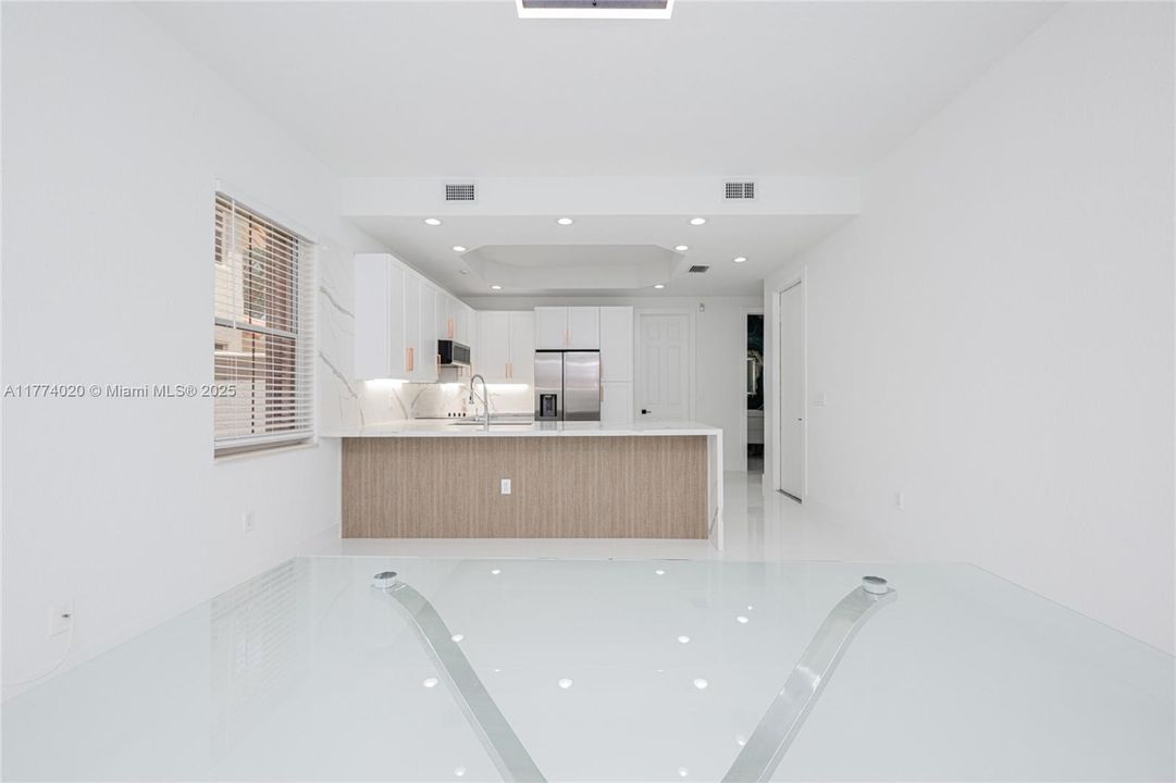 Recientemente alquilado: $6,200 (3 camas, 3 baños, 2090 Pies cuadrados)