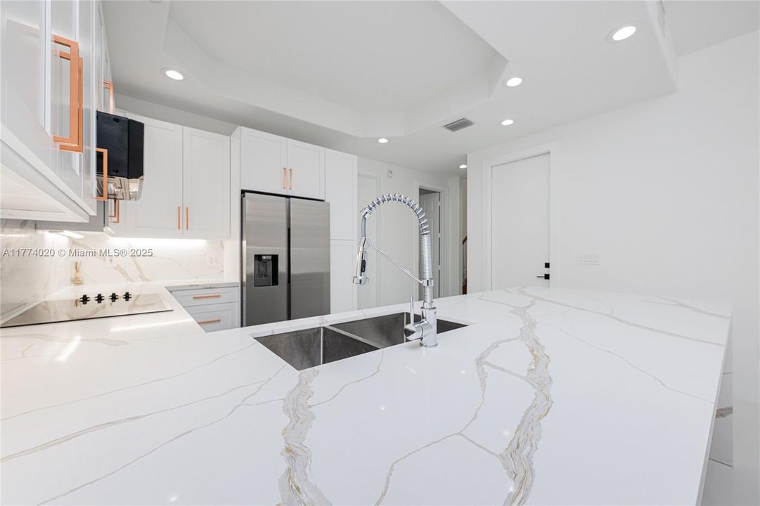 Recientemente alquilado: $6,200 (3 camas, 3 baños, 2090 Pies cuadrados)