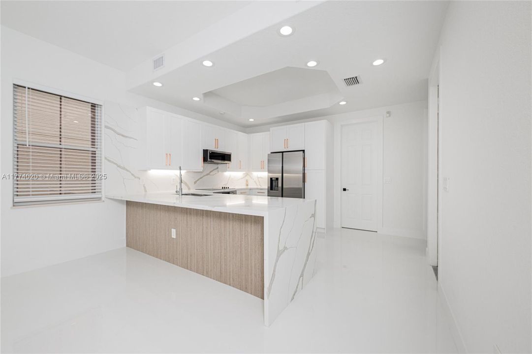 Recientemente alquilado: $6,200 (3 camas, 3 baños, 2090 Pies cuadrados)