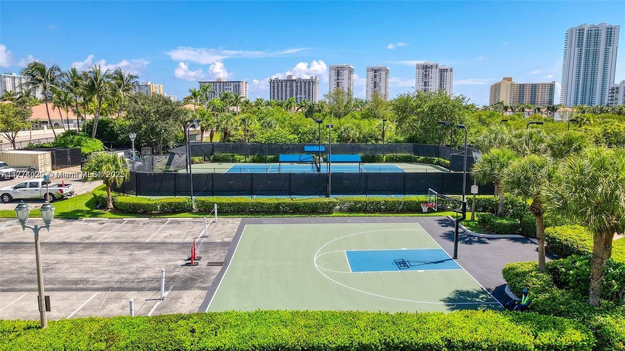 Recientemente alquilado: $6,200 (3 camas, 3 baños, 2090 Pies cuadrados)