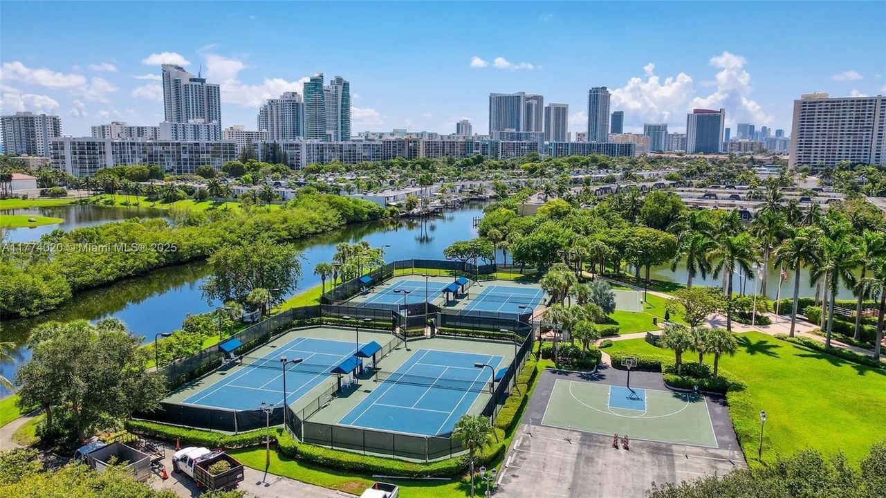 Recientemente alquilado: $6,200 (3 camas, 3 baños, 2090 Pies cuadrados)