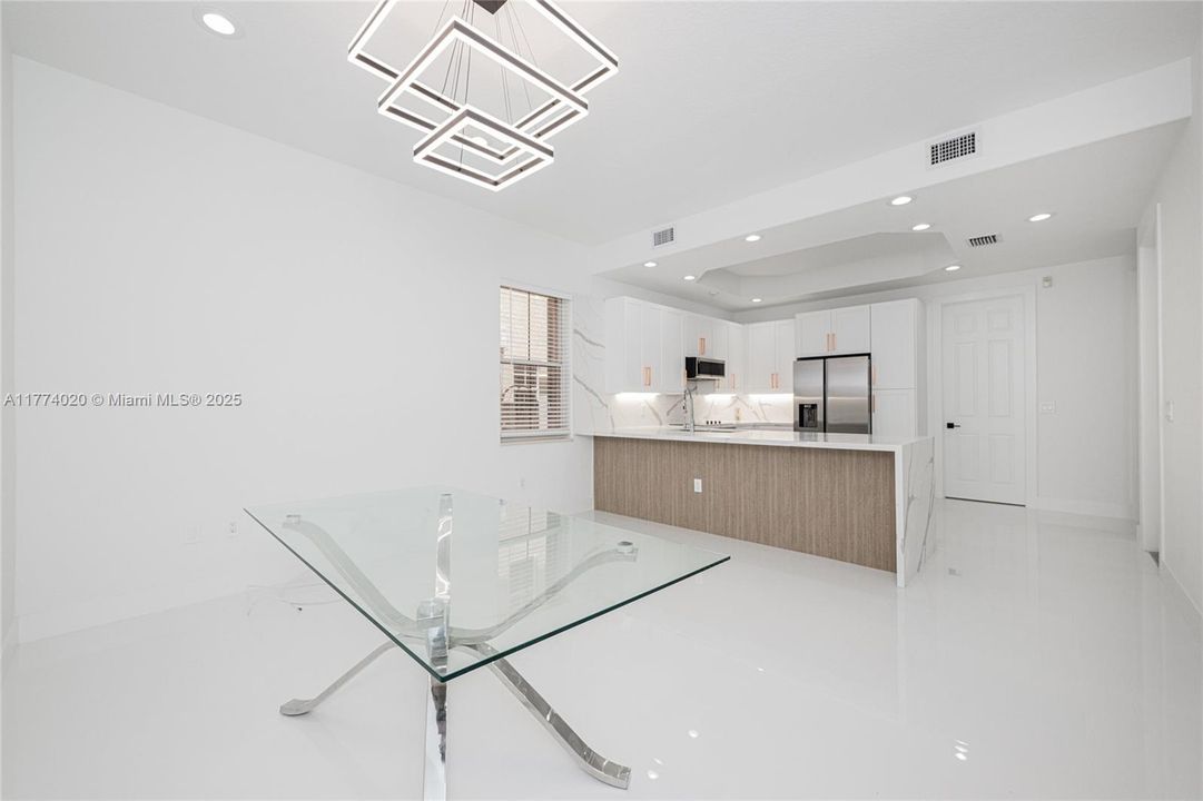 Recientemente alquilado: $6,200 (3 camas, 3 baños, 2090 Pies cuadrados)