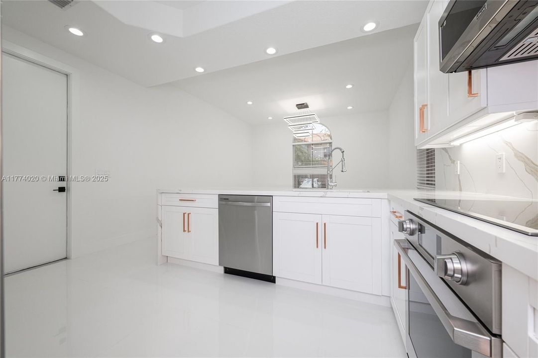 Recientemente alquilado: $6,200 (3 camas, 3 baños, 2090 Pies cuadrados)