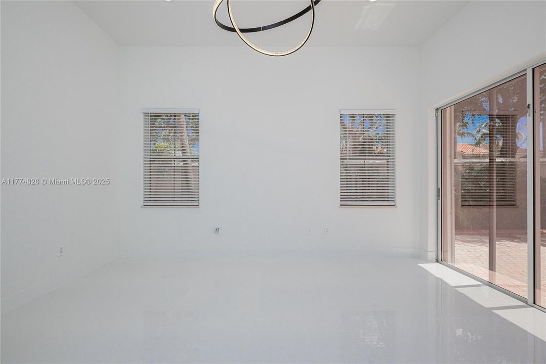 Recientemente alquilado: $6,200 (3 camas, 3 baños, 2090 Pies cuadrados)