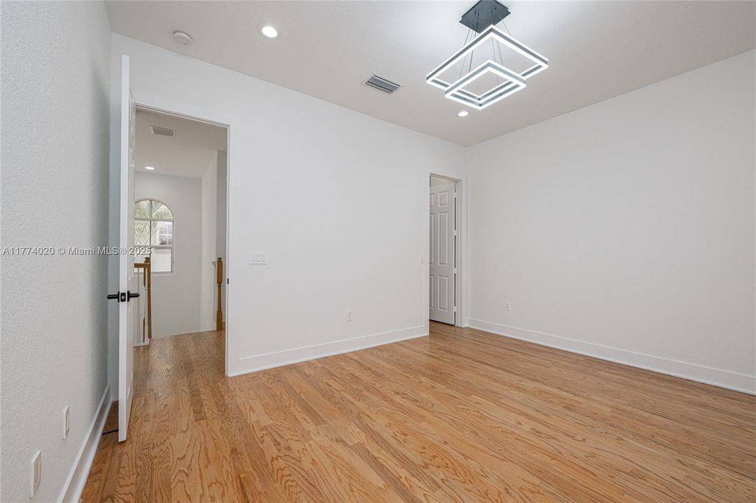 Recientemente alquilado: $6,200 (3 camas, 3 baños, 2090 Pies cuadrados)