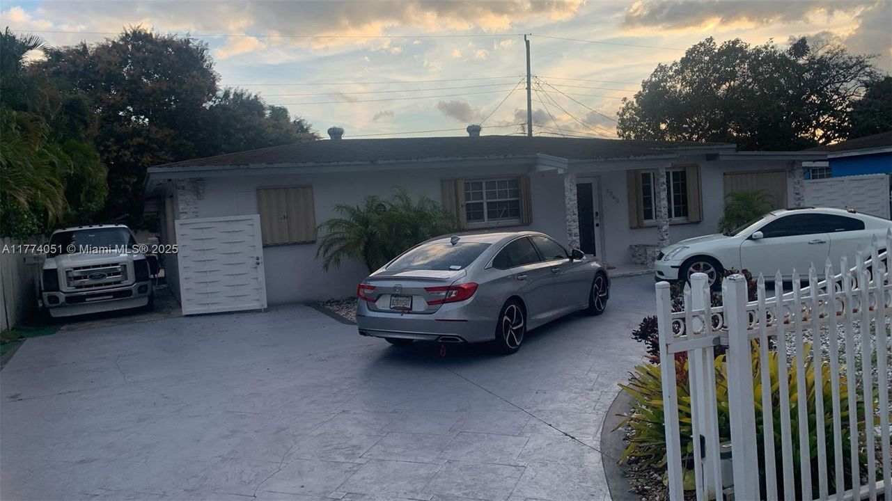 Vendido Recientemente: $650,000 (5 camas, 4 baños, 1378 Pies cuadrados)