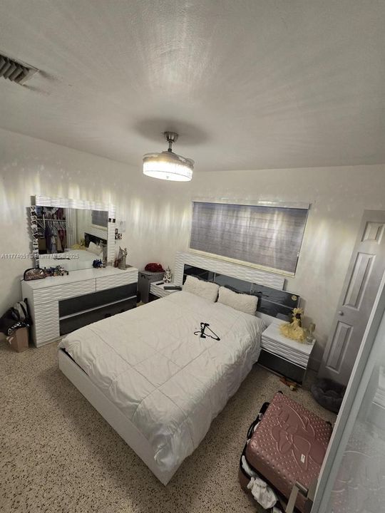 Vendido Recientemente: $650,000 (5 camas, 4 baños, 1378 Pies cuadrados)