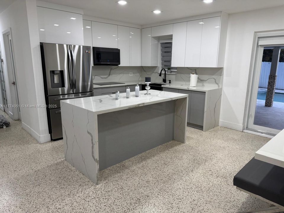 Vendido Recientemente: $650,000 (5 camas, 4 baños, 1378 Pies cuadrados)