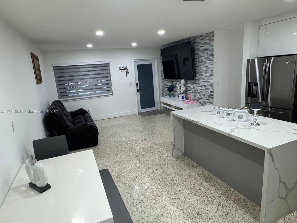 Vendido Recientemente: $650,000 (5 camas, 4 baños, 1378 Pies cuadrados)