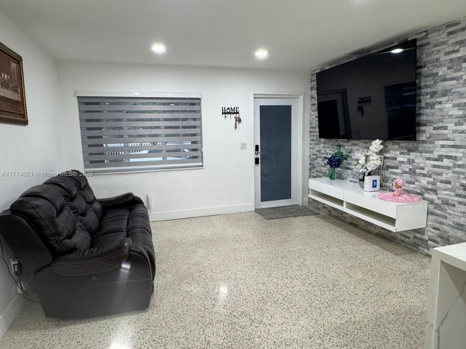 Vendido Recientemente: $650,000 (5 camas, 4 baños, 1378 Pies cuadrados)