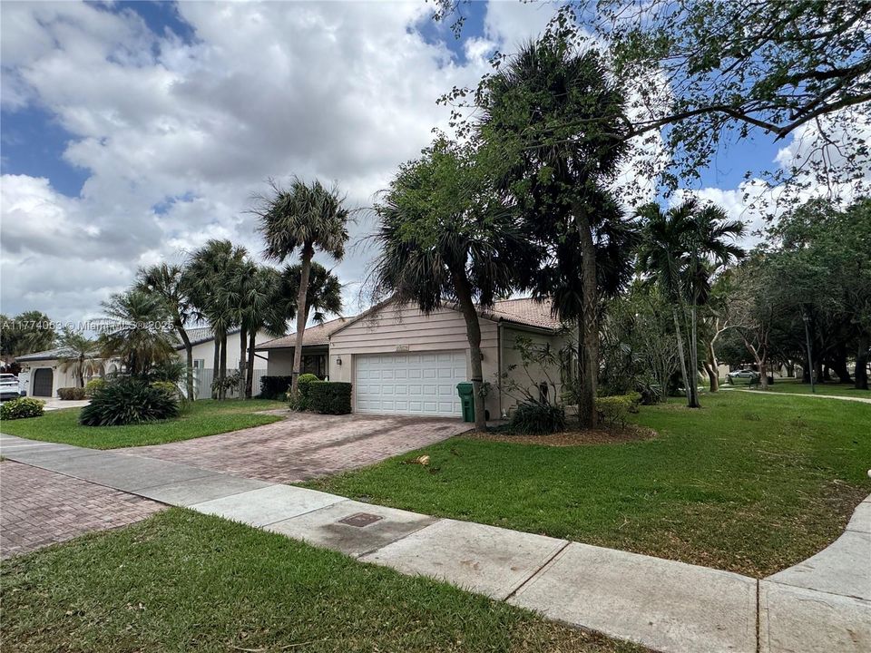 待售: $939,000 (3 贝兹, 2 浴室, 2082 平方英尺)