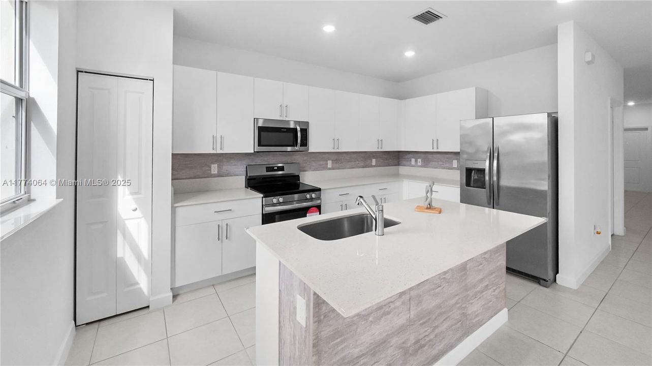 En Venta: $538,900 (3 camas, 2 baños, 1636 Pies cuadrados)