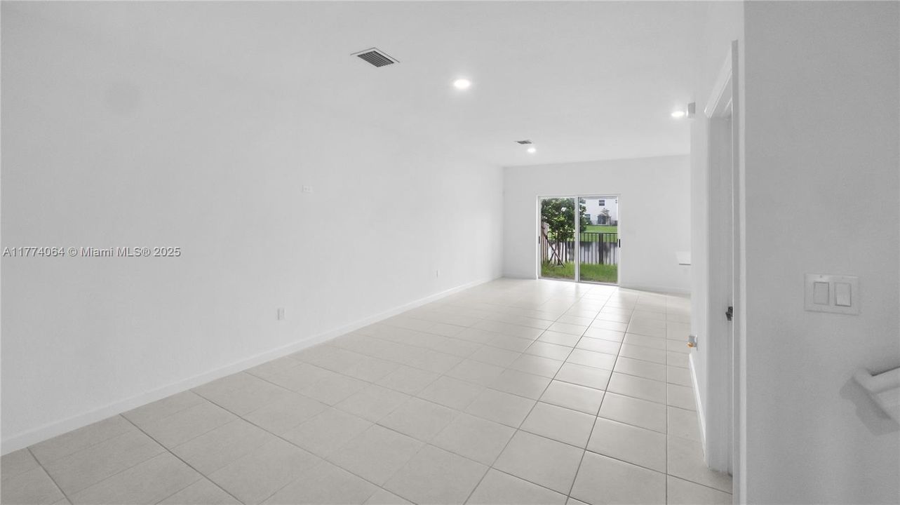 En Venta: $538,900 (3 camas, 2 baños, 1636 Pies cuadrados)