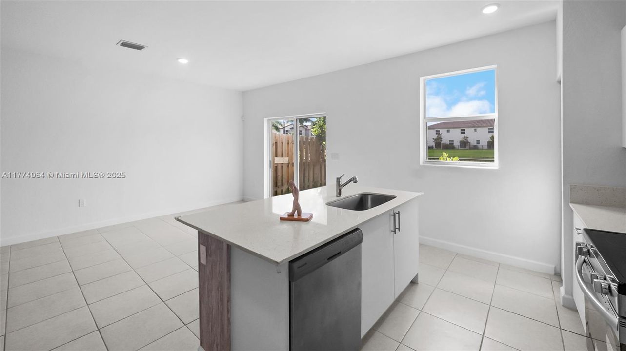 En Venta: $538,900 (3 camas, 2 baños, 1636 Pies cuadrados)