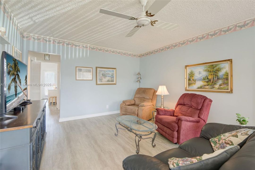 Recently Sold: $149,900 (2 beds, 1 baths, 848 Square Feet)