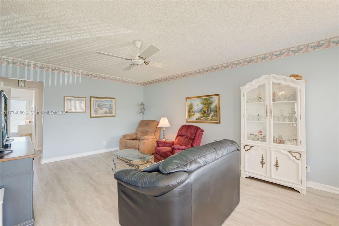 Recently Sold: $149,900 (2 beds, 1 baths, 848 Square Feet)