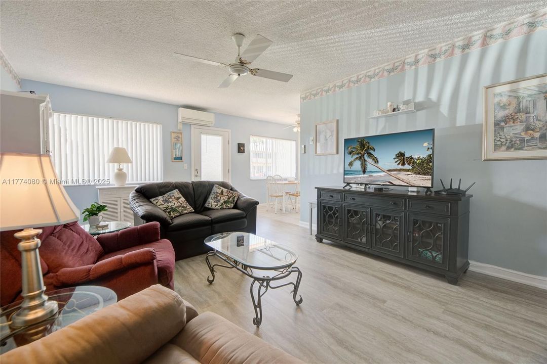 Recently Sold: $149,900 (2 beds, 1 baths, 848 Square Feet)