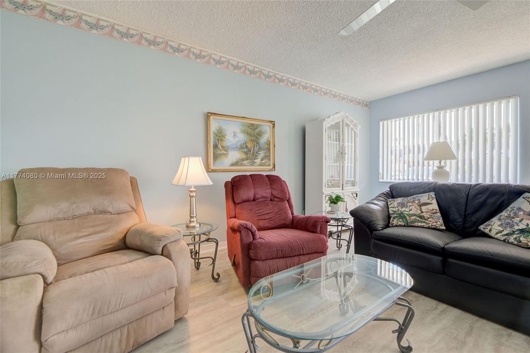 Recently Sold: $149,900 (2 beds, 1 baths, 848 Square Feet)