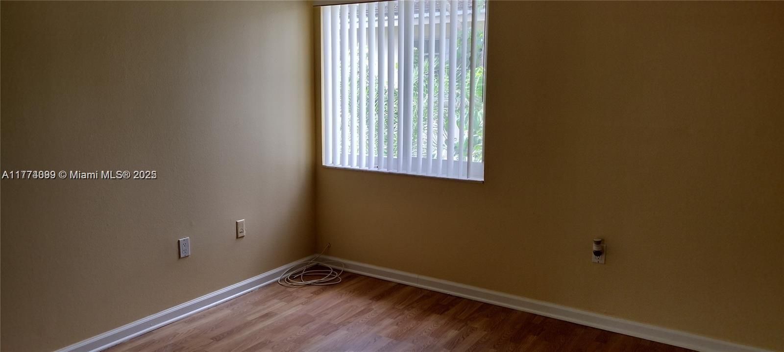 Recently Rented: $2,700 (2 beds, 2 baths, 977 Square Feet)