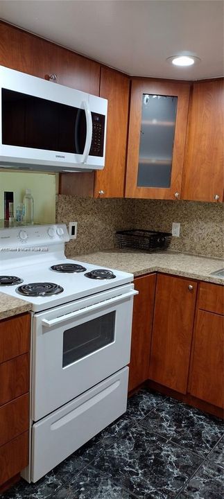 Recently Rented: $2,700 (2 beds, 2 baths, 977 Square Feet)