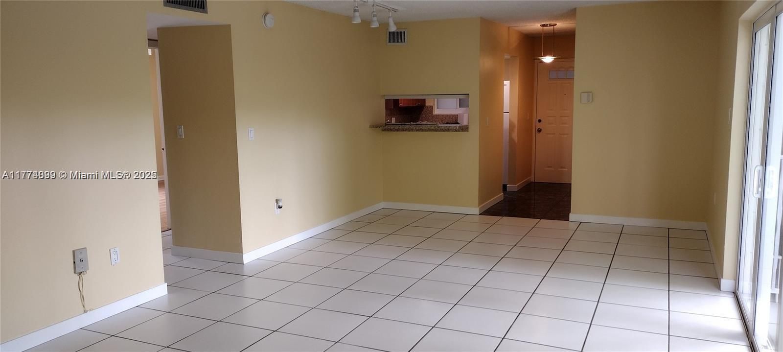 Recently Rented: $2,700 (2 beds, 2 baths, 977 Square Feet)