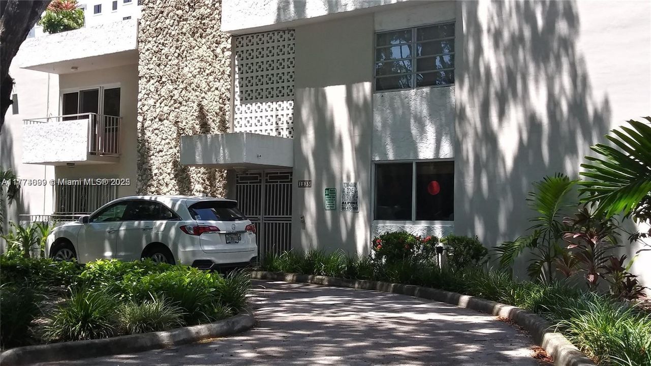 Recently Rented: $2,700 (2 beds, 2 baths, 977 Square Feet)