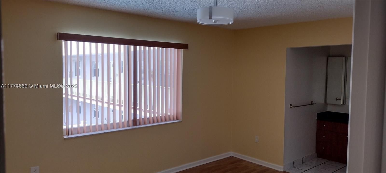 Recently Rented: $2,700 (2 beds, 2 baths, 977 Square Feet)