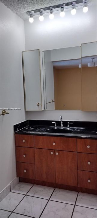 Recently Rented: $2,700 (2 beds, 2 baths, 977 Square Feet)