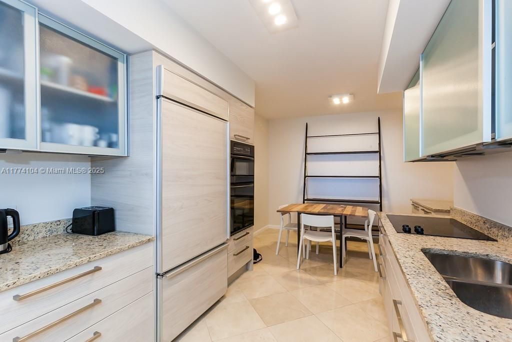 Recently Rented: $6,000 (3 beds, 3 baths, 1841 Square Feet)