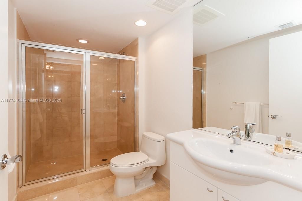 Recently Rented: $6,000 (3 beds, 3 baths, 1841 Square Feet)