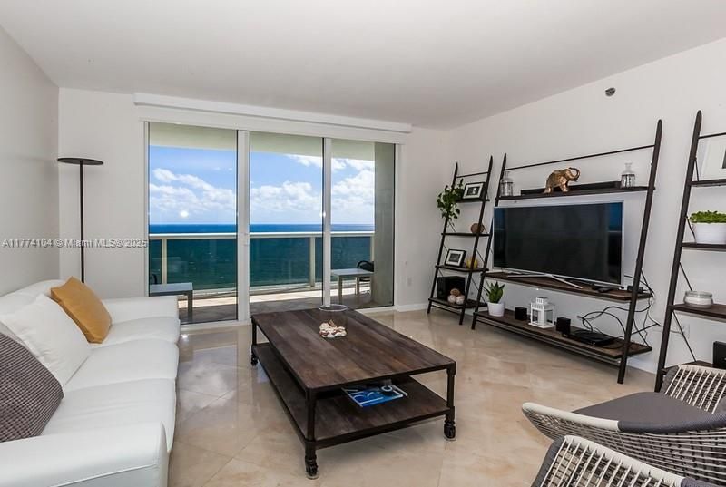 Recently Rented: $6,000 (3 beds, 3 baths, 1841 Square Feet)