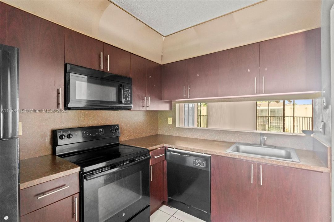 For Sale: $208,000 (2 beds, 2 baths, 820 Square Feet)