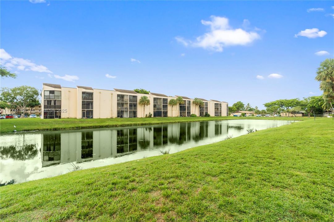 For Sale: $208,000 (2 beds, 2 baths, 820 Square Feet)