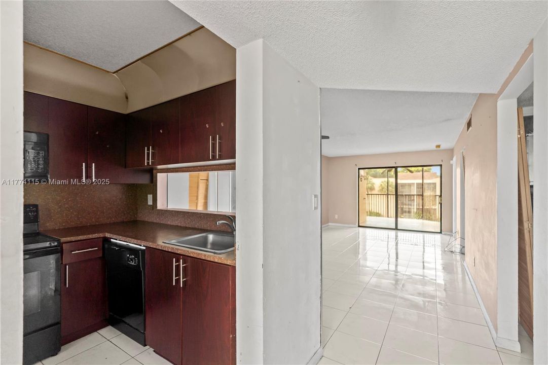 For Sale: $208,000 (2 beds, 2 baths, 820 Square Feet)