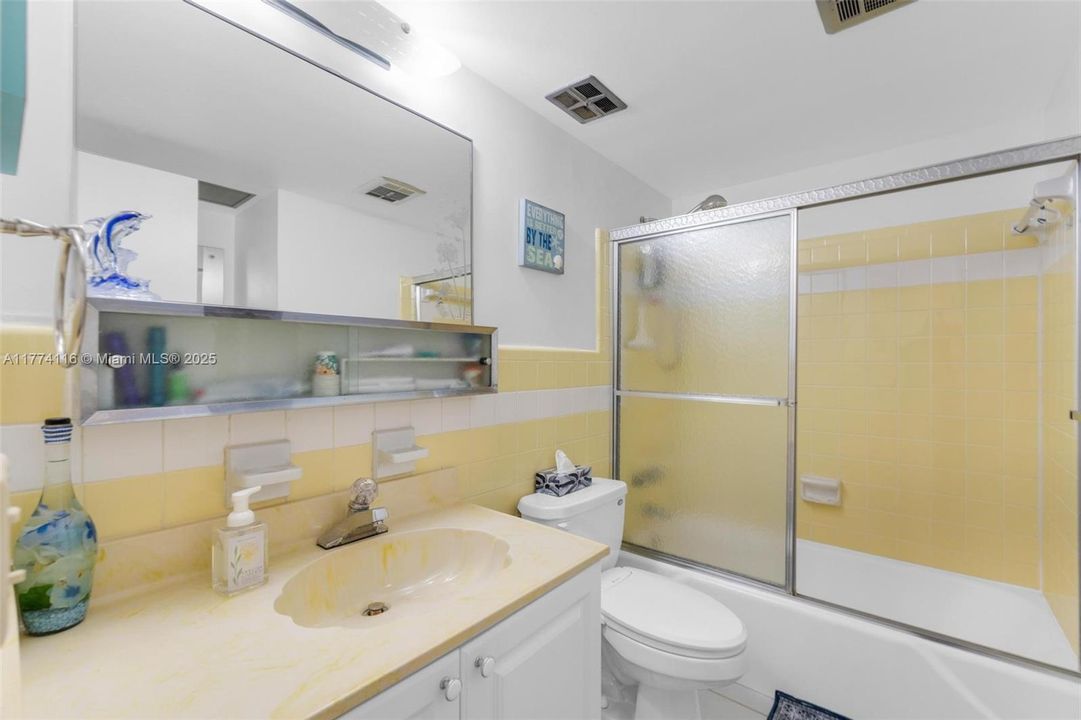 For Sale: $149,000 (2 beds, 1 baths, 774 Square Feet)