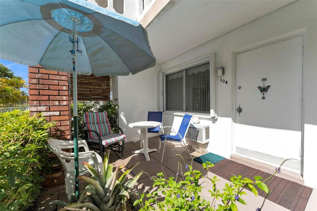 For Sale: $149,000 (2 beds, 1 baths, 774 Square Feet)