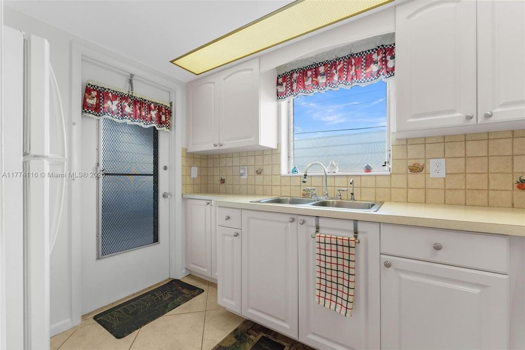 For Sale: $149,000 (2 beds, 1 baths, 774 Square Feet)