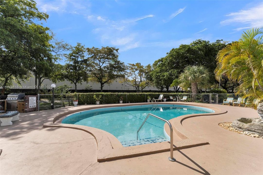 For Sale: $149,000 (2 beds, 1 baths, 774 Square Feet)