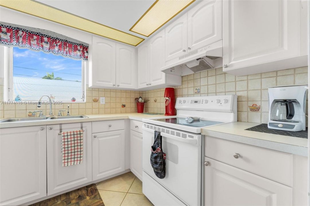 For Sale: $149,000 (2 beds, 1 baths, 774 Square Feet)