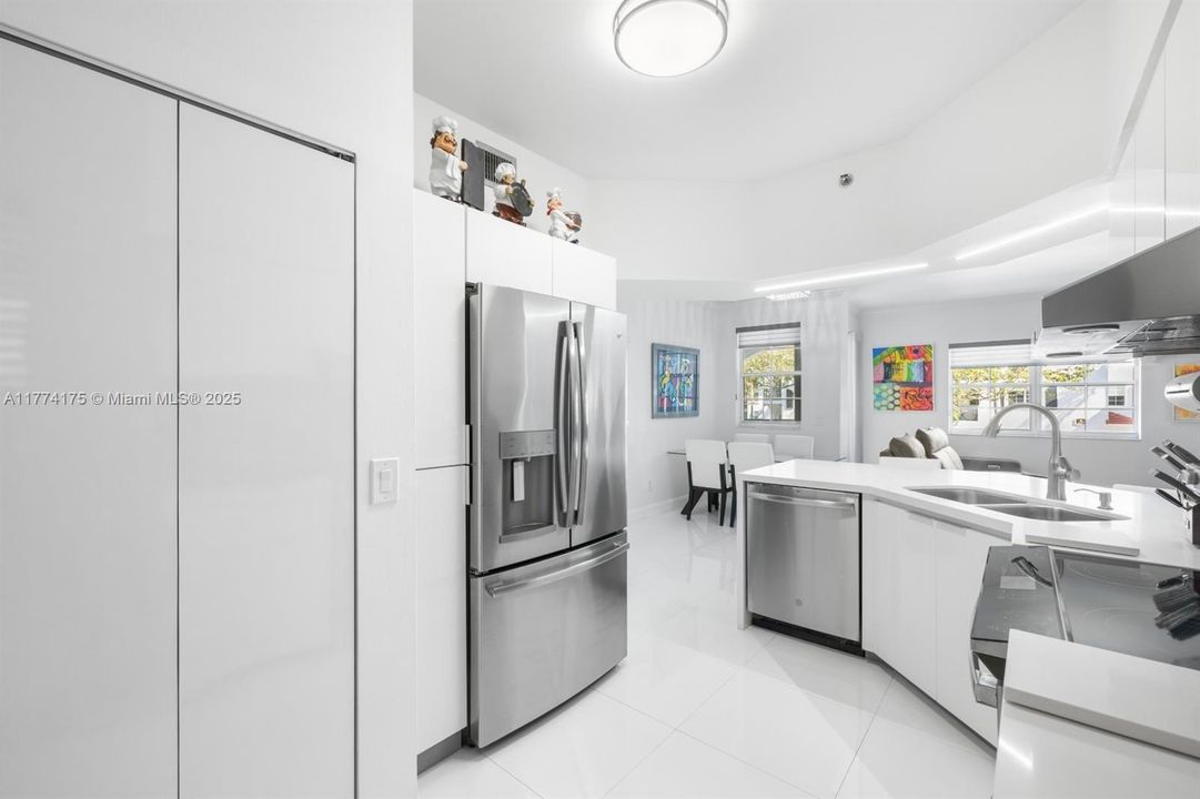 最近租的: $3,100 (2 贝兹, 2 浴室, 1077 平方英尺)