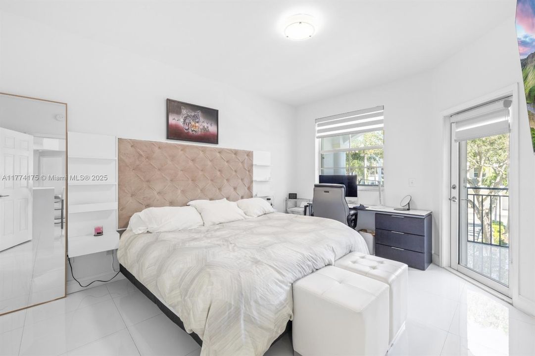 最近租的: $3,100 (2 贝兹, 2 浴室, 1077 平方英尺)