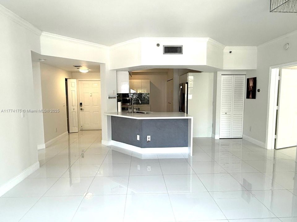 最近租的: $3,100 (2 贝兹, 2 浴室, 1077 平方英尺)