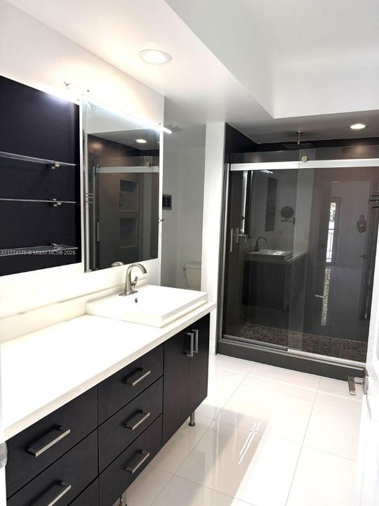 最近租的: $3,100 (2 贝兹, 2 浴室, 1077 平方英尺)